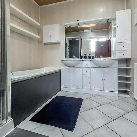 4 Bedroom Amazing In Grand-Fort-Philippe